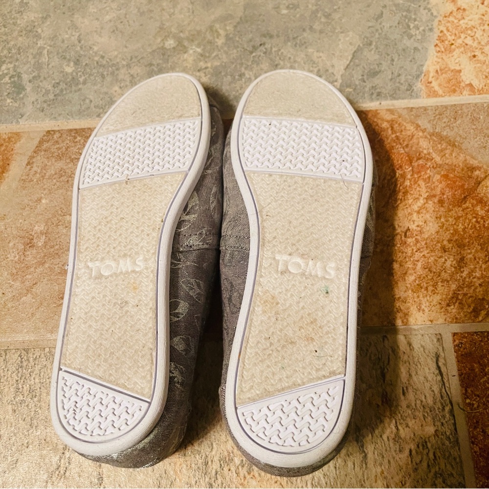 Toms Gray/Metallic Silver Leaf Pattern Flats! - image 7